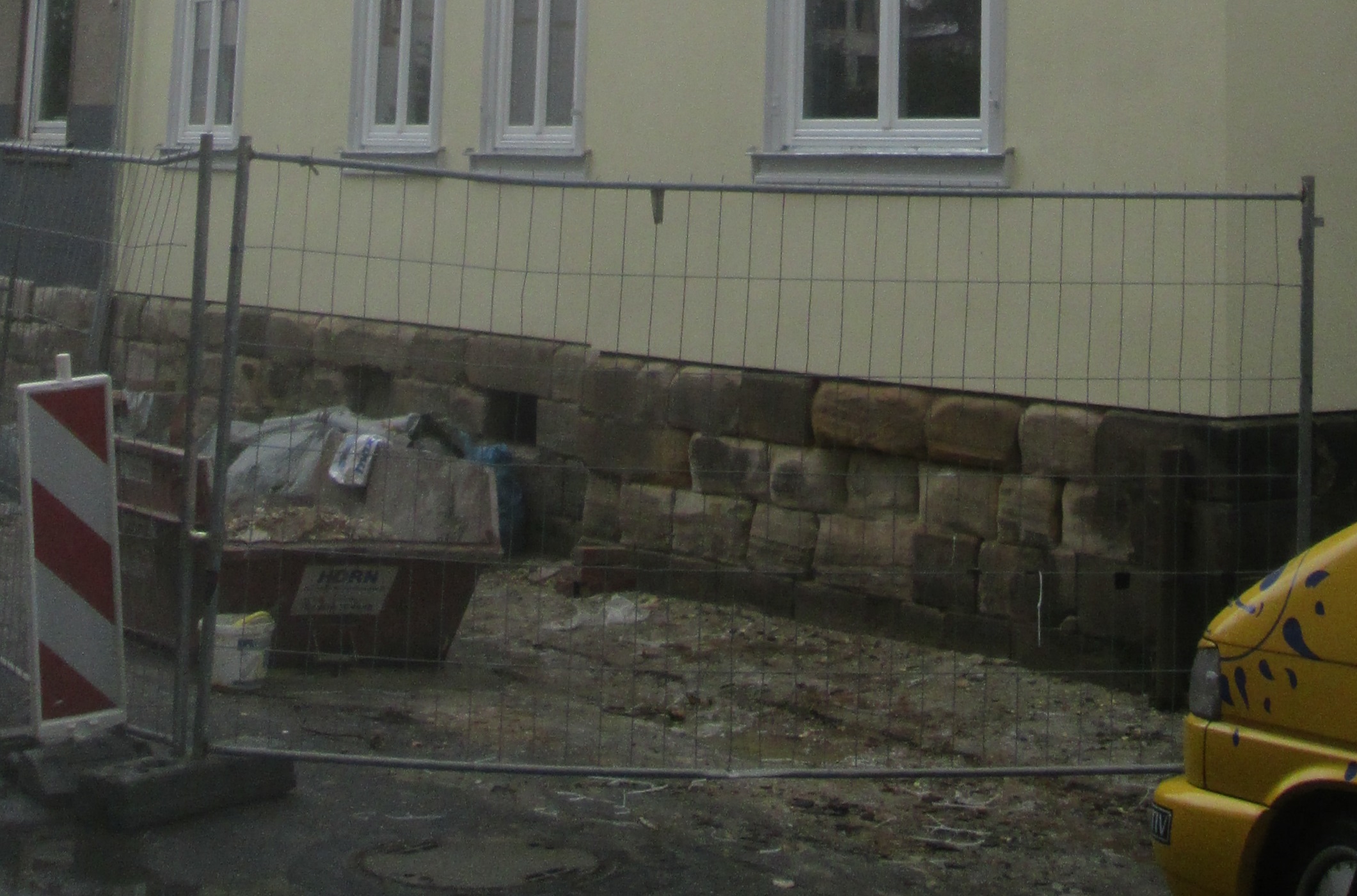 Sockel Straßenseite elnos.de